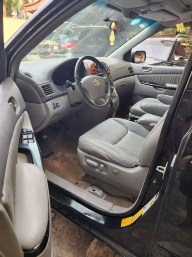 Toyota Sienna   - 2010