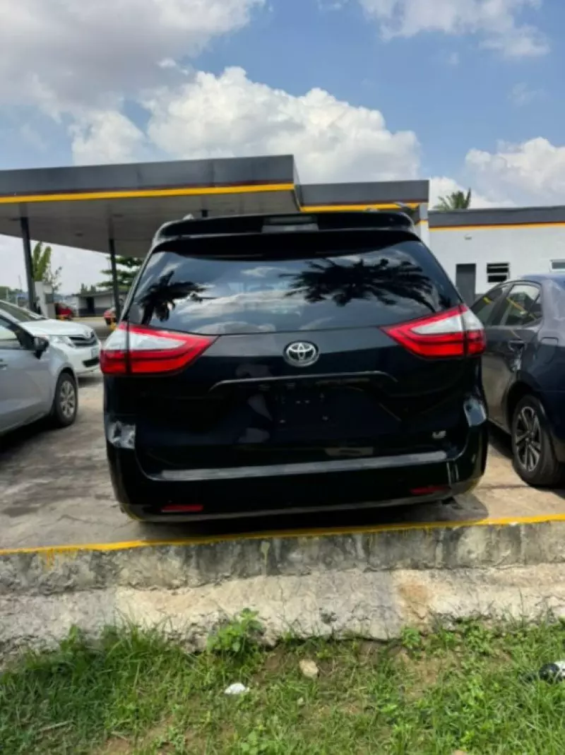 Toyota Sienna   - 2016