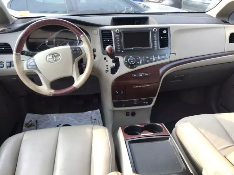 TOYOTA Sienna   - 2012