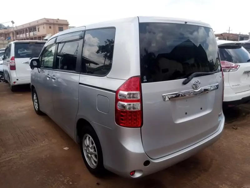 Toyota Noah   - 2012