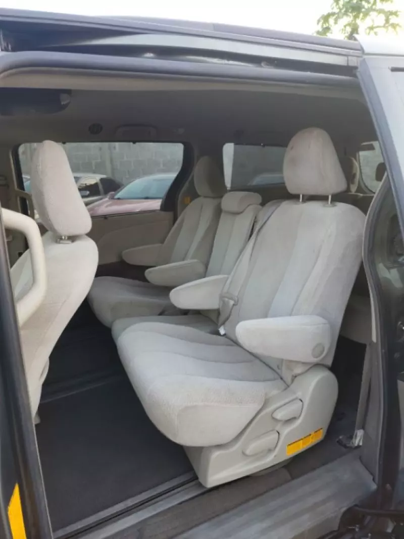 TOYOTA Sienna   - 2011