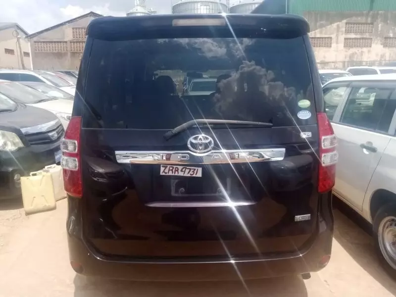 Toyota Noah   - 2012