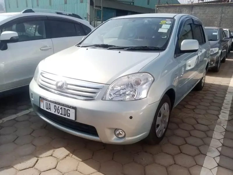 Toyota Raum    - 2010