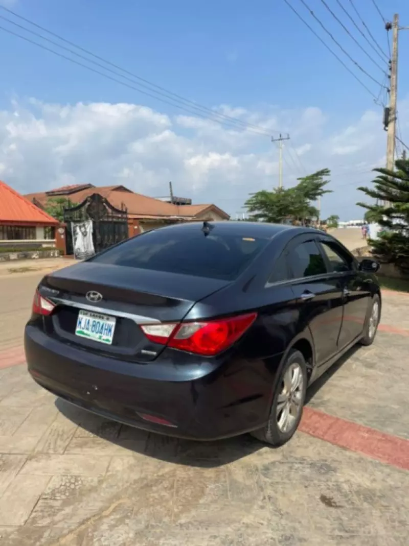 Hyundai Sonata   - 2011