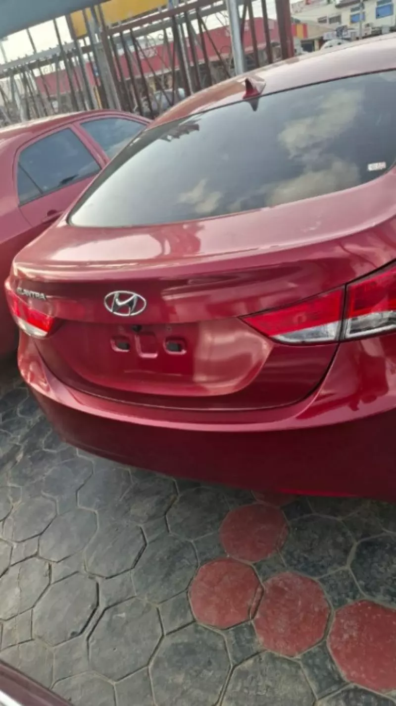 Hyundai Elantra   - 2012