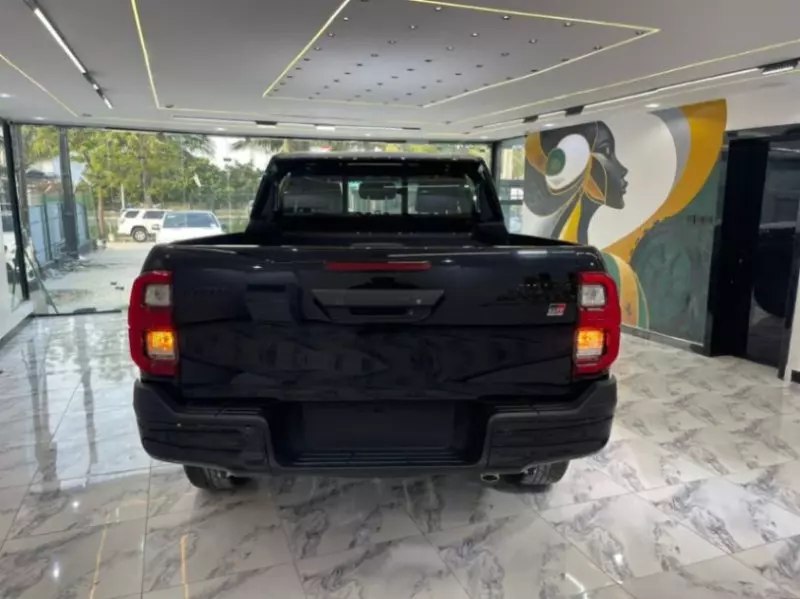 Toyota Hilux   - 2025