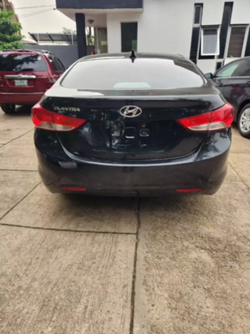Hyundai Elantra   - 2012