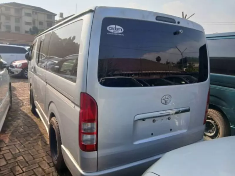 Toyota Hiace   - 2011