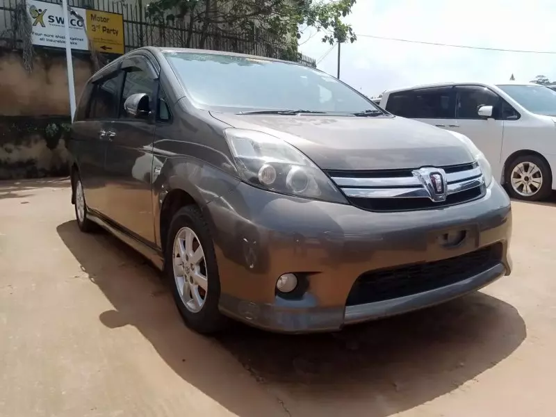 Toyota Isis    - 2012