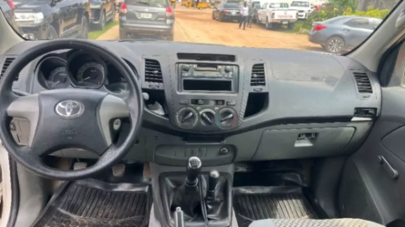 TOYOTA Hilux   - 2011