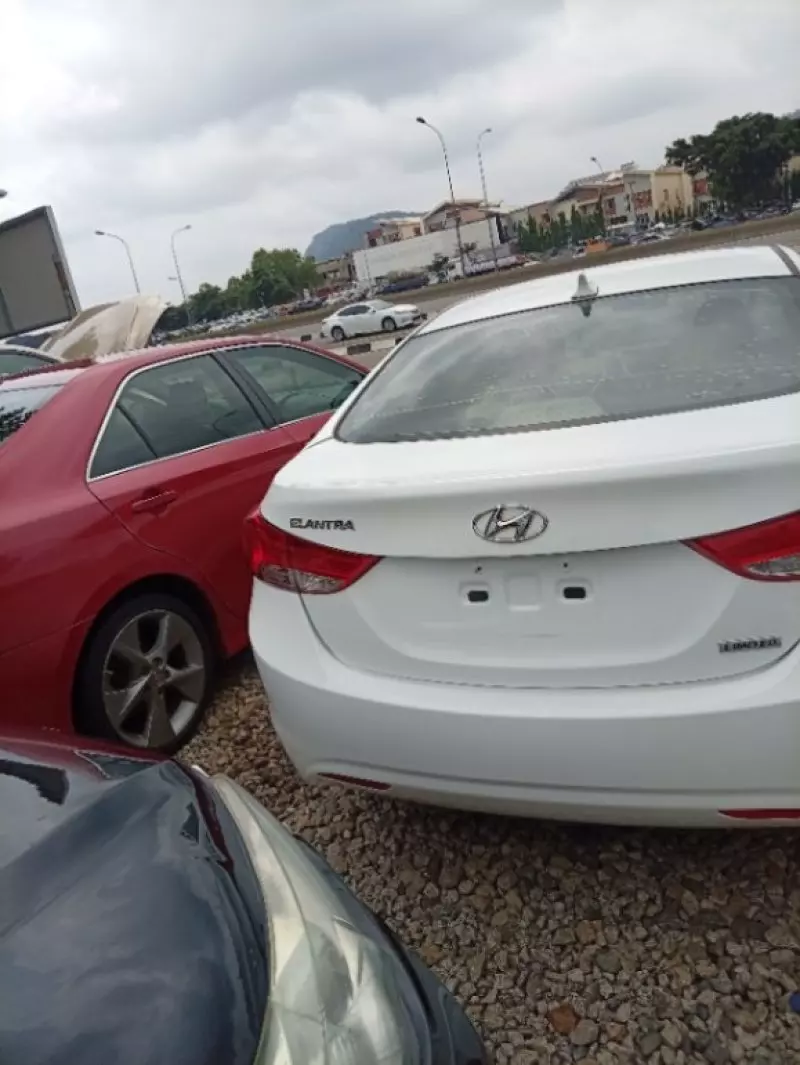 Hyundai Elantra   - 2012
