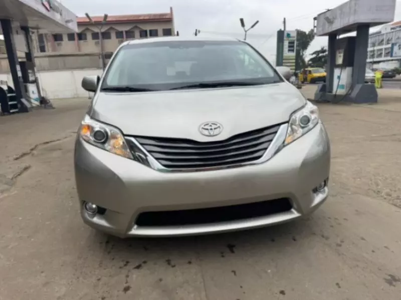 Toyota Sienna   - 2015