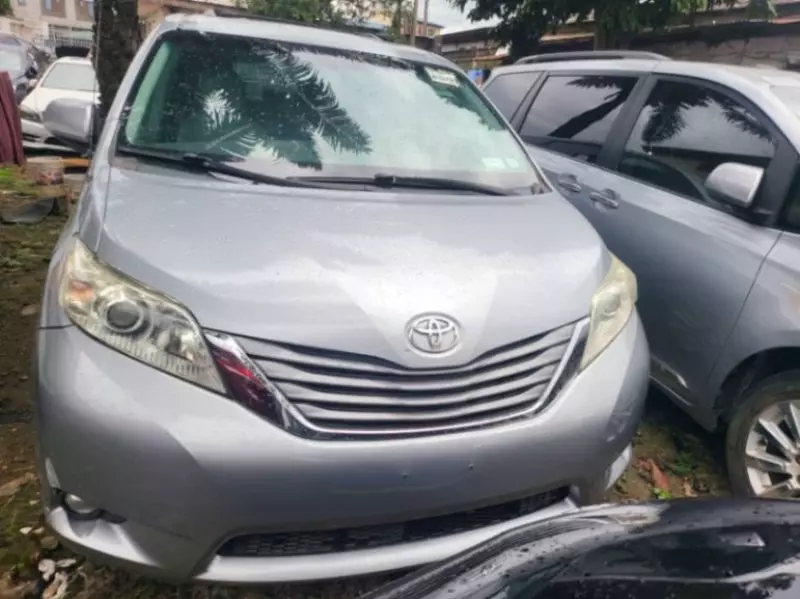 TOYOTA Sienna   - 2013