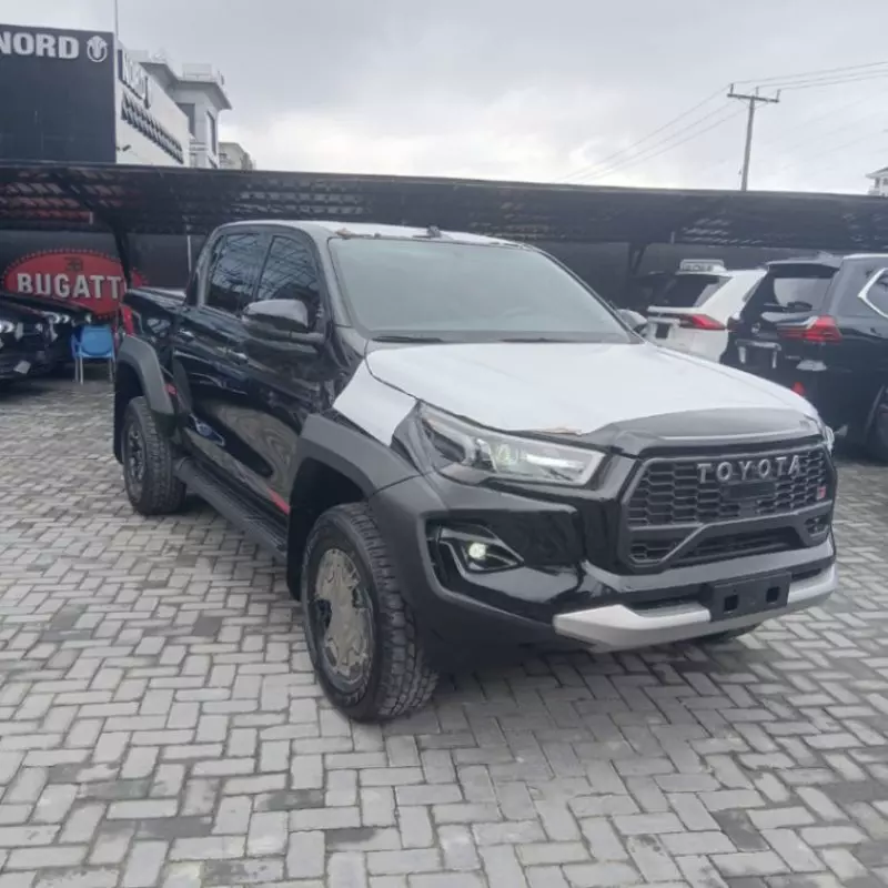 TOYOTA Hilux - 2026