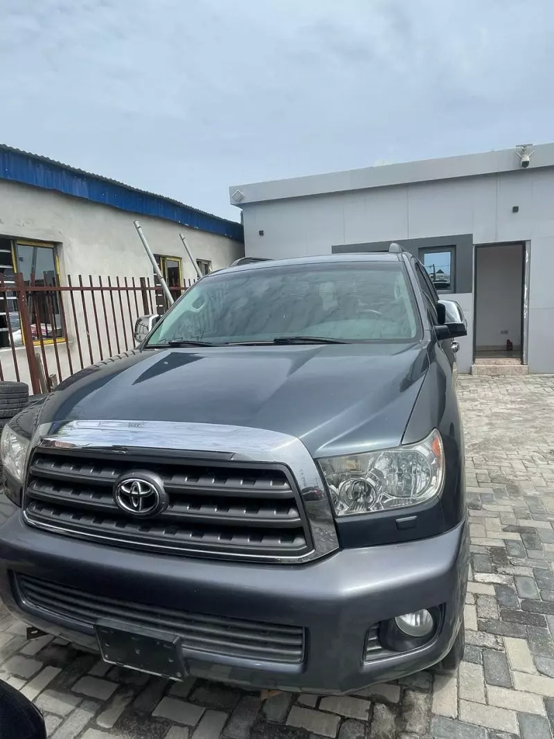 Toyota Sequoia   - 2010