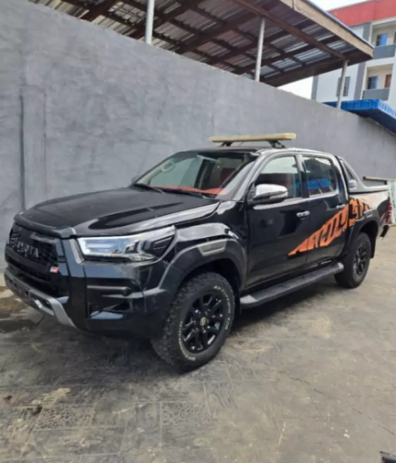 Toyota Hilux   - 2015