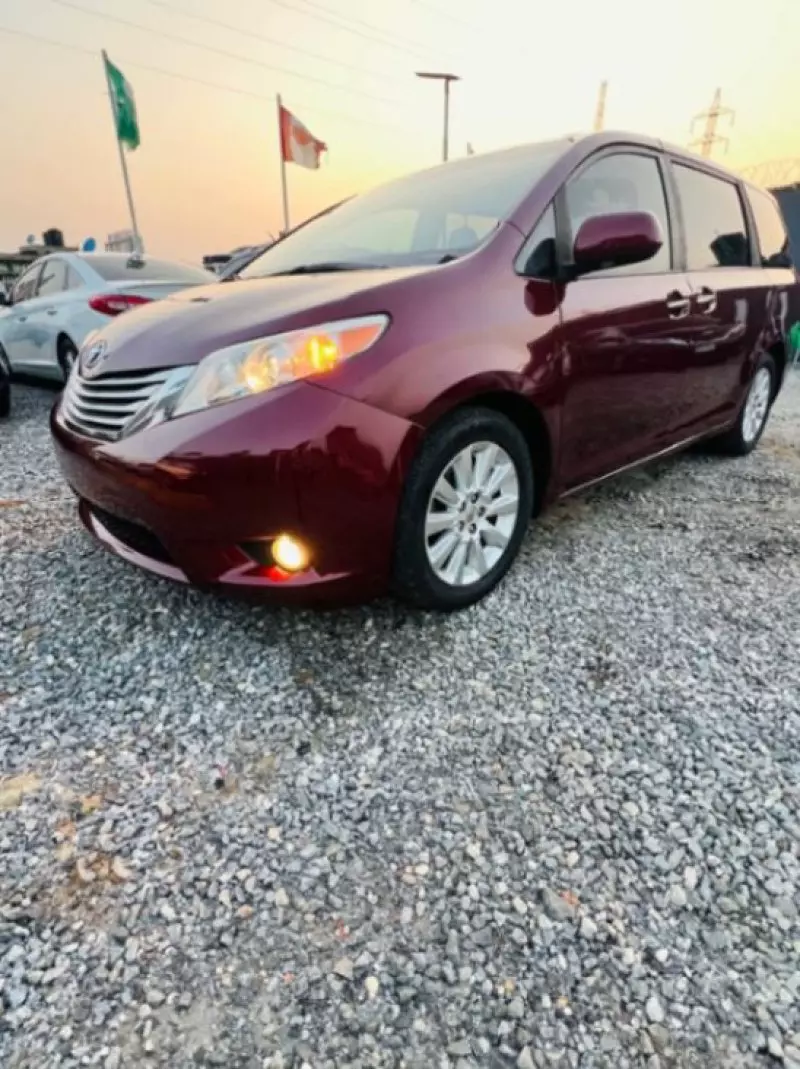 TOYOTA Sienna   - 2012