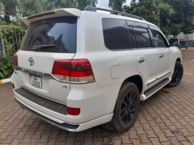 Toyota Landcruiser  V8   - 2013