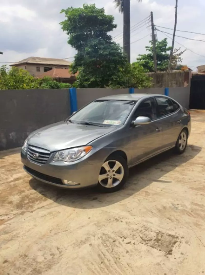 Hyundai Elantra   - 2010