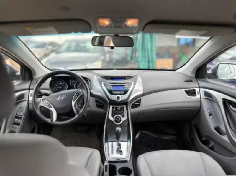 Hyundai Elantra   - 2012