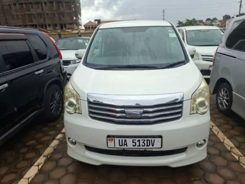 TOYOTA Noah   - 2012