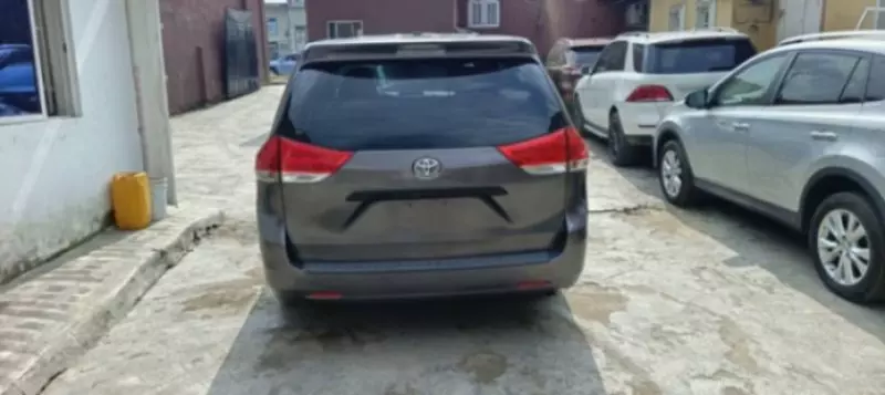 Toyota Sienna   - 2011