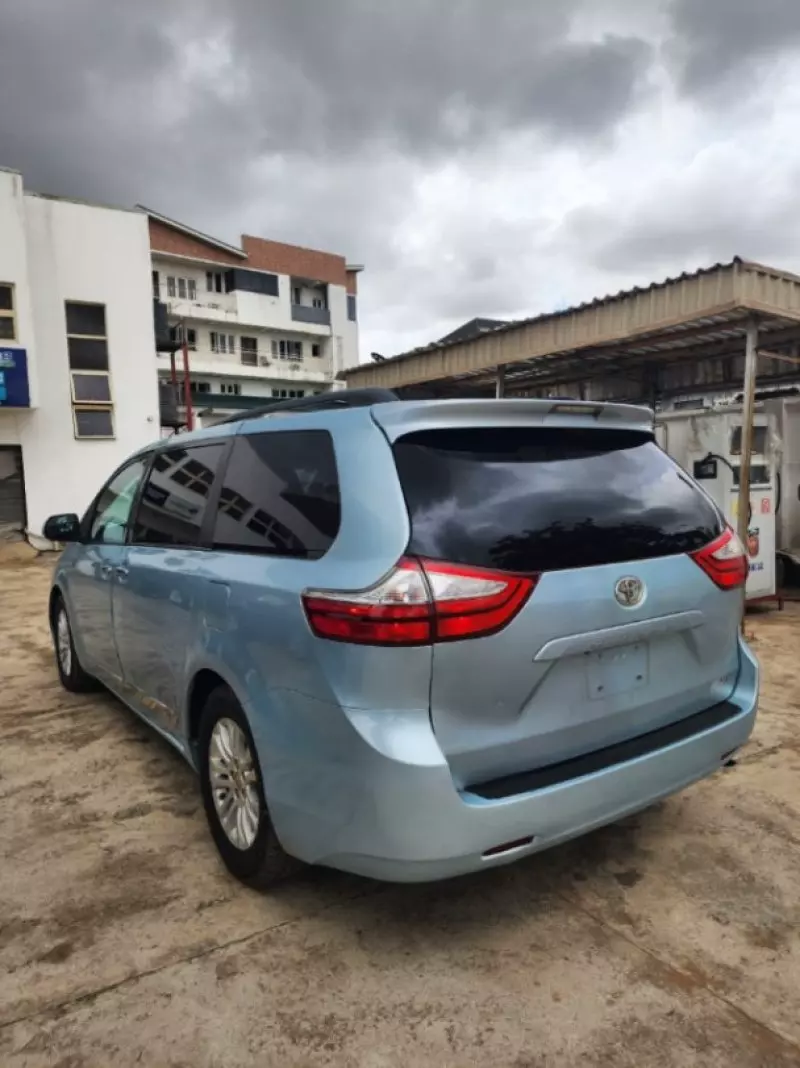 TOYOTA Sienna   - 2015