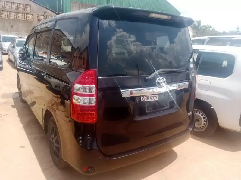 Toyota Noah   - 2012