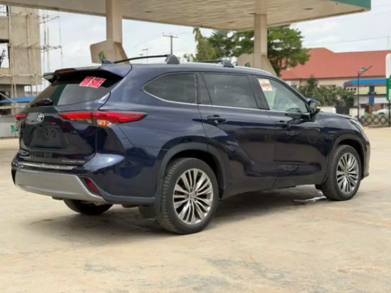 Toyota Highlander   - 2021