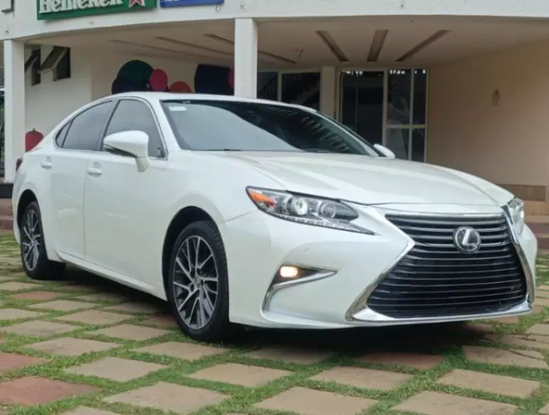 Lexus ES   - 2017