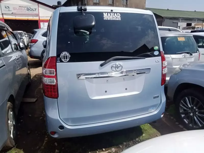 Toyota Noah   - 2012