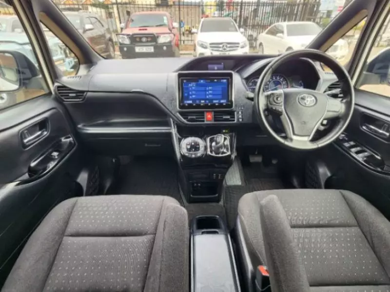 Toyota Noah   - 2018