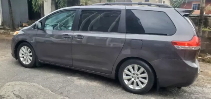 TOYOTA Sienna   - 2011