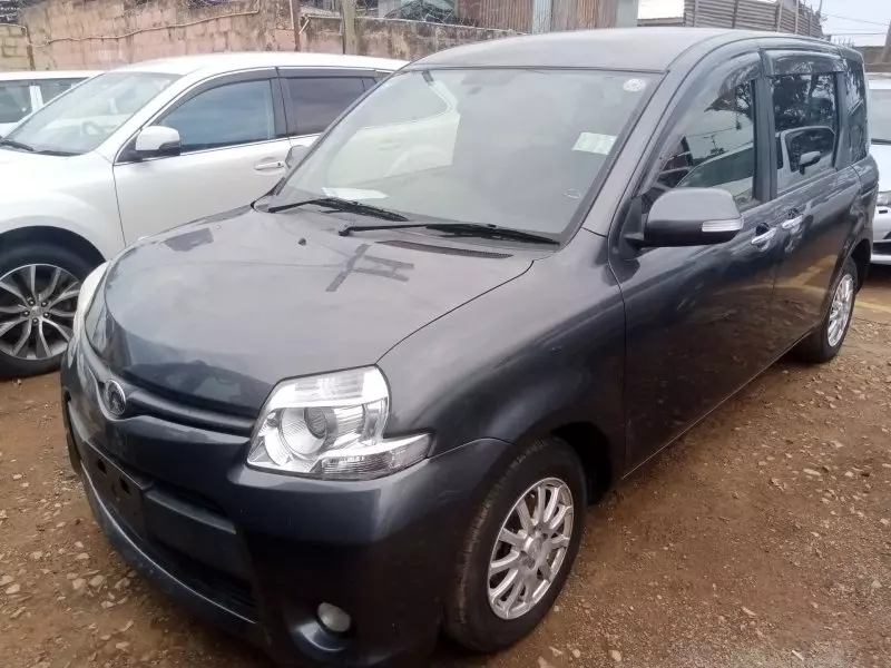 Toyota Sienta   - 2012