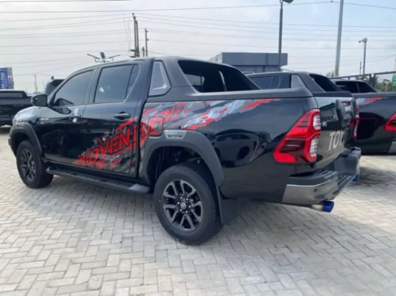 Toyota Hilux   - 2025