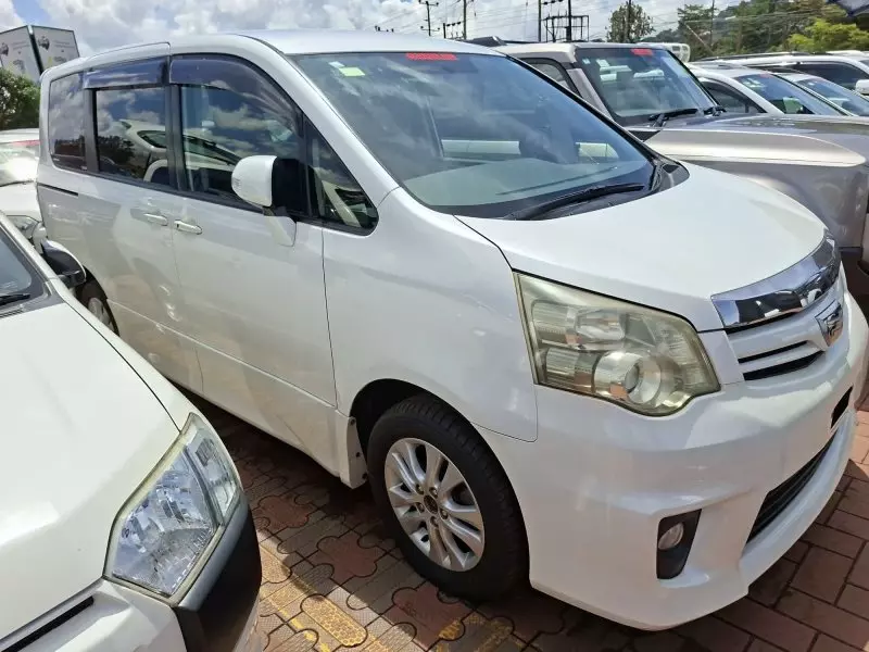 TOYOTA Noah   - 2012