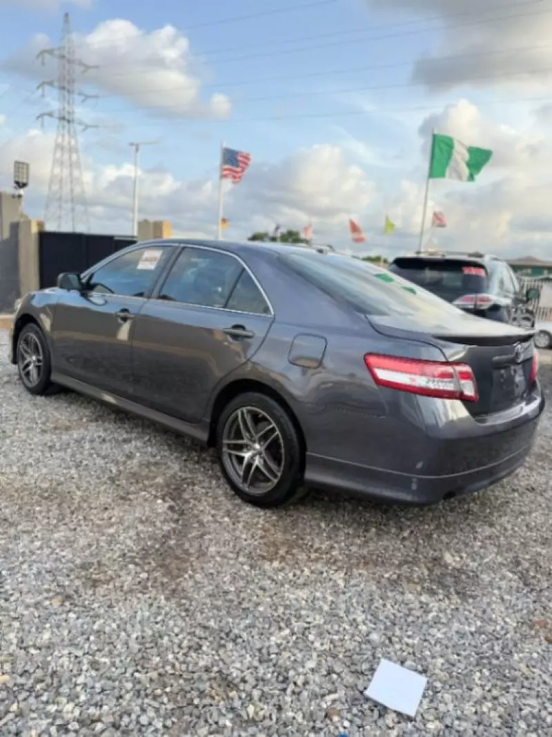 Toyota Camry   - 2011