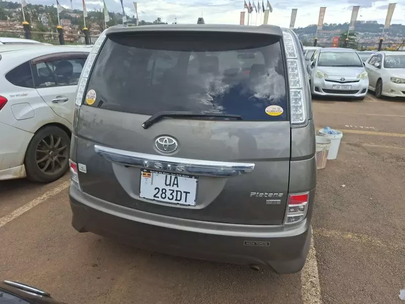 Toyota Isis    - 2013