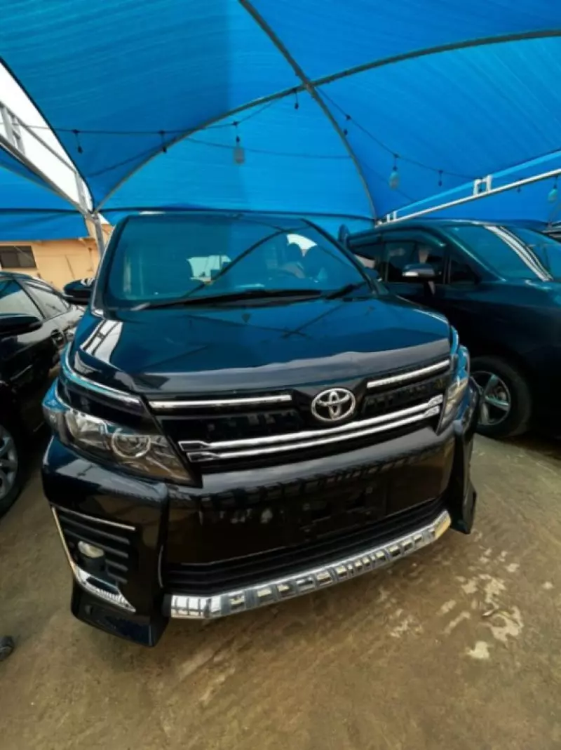 Toyota Voxy    - 2014