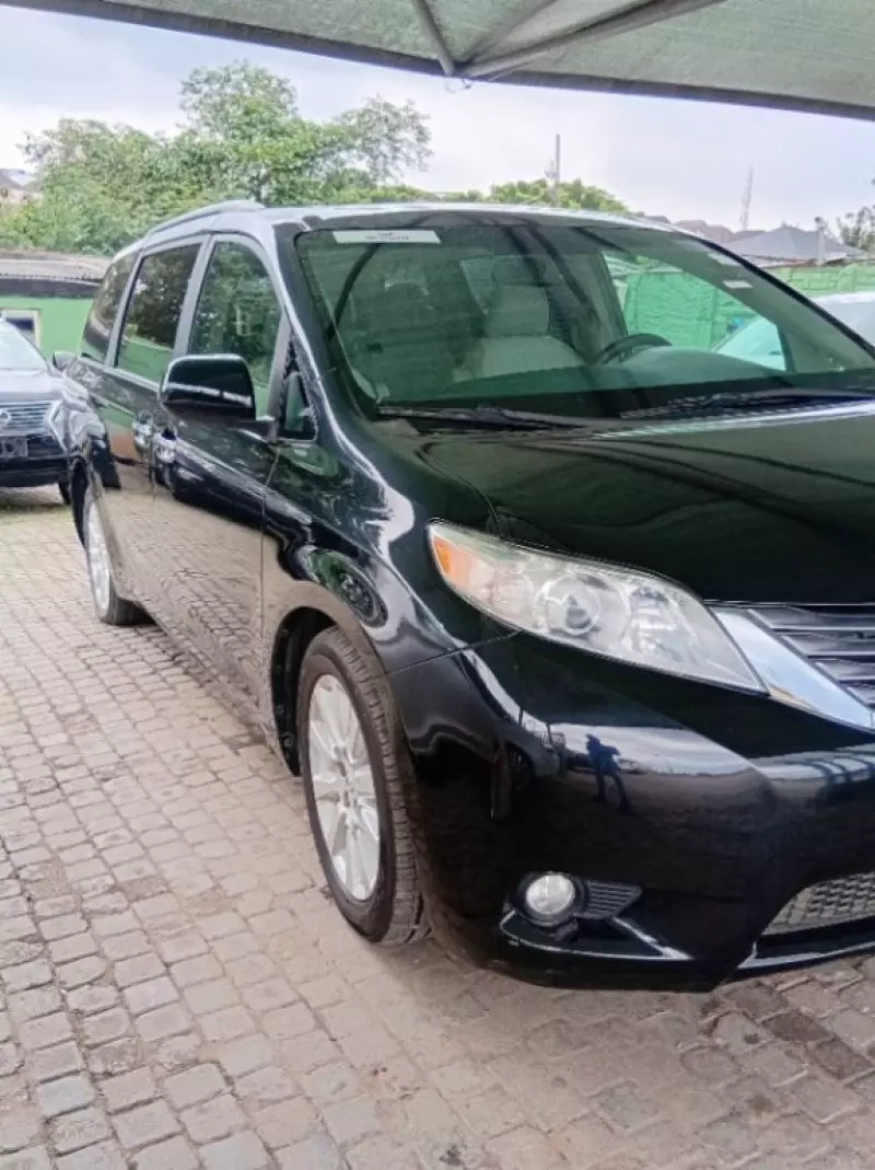 TOYOTA Sienna   - 2011