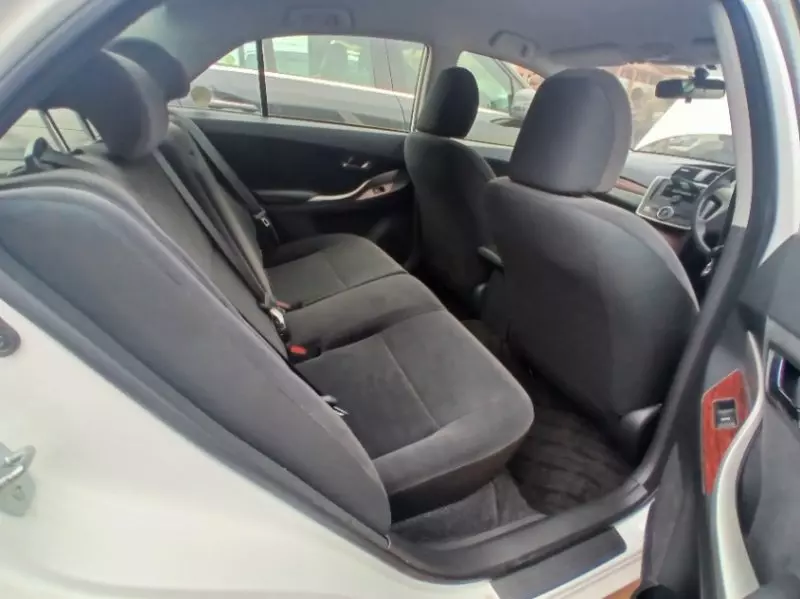 Toyota Premio    - 2012