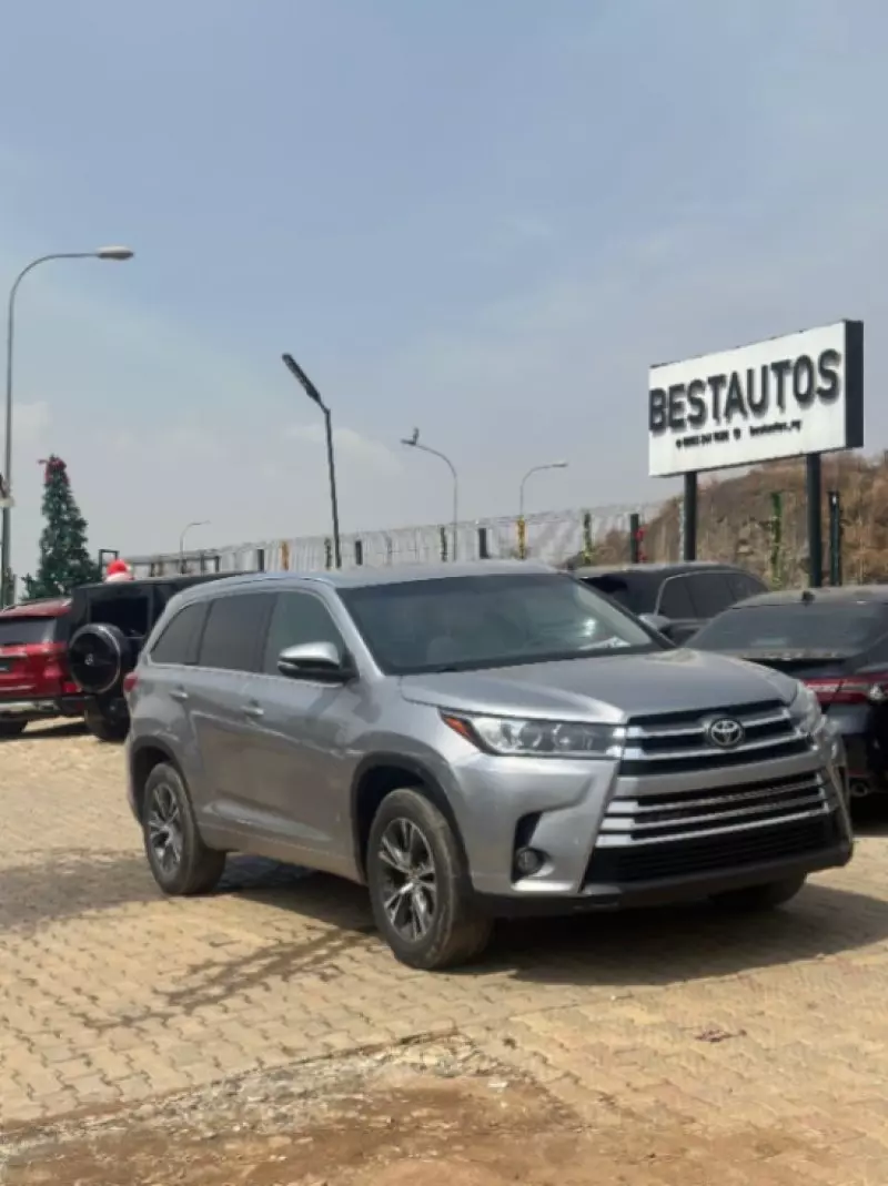 Toyota Highlander   - 2016