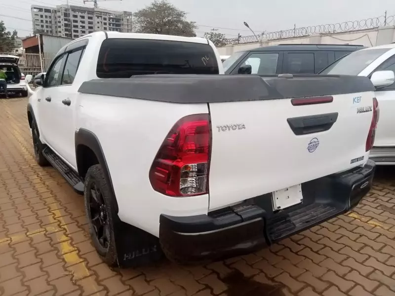 Toyota Hilux   - 2017