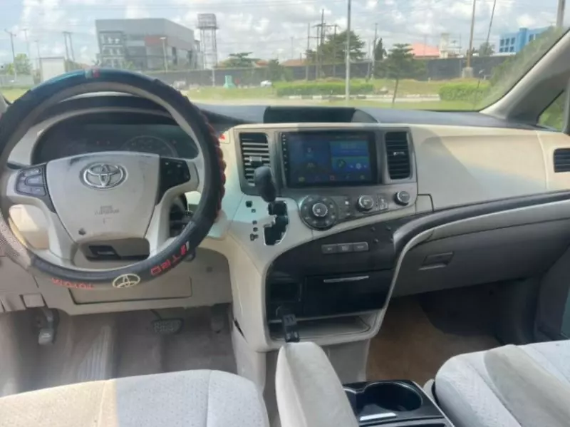 Toyota Sienna   - 2011