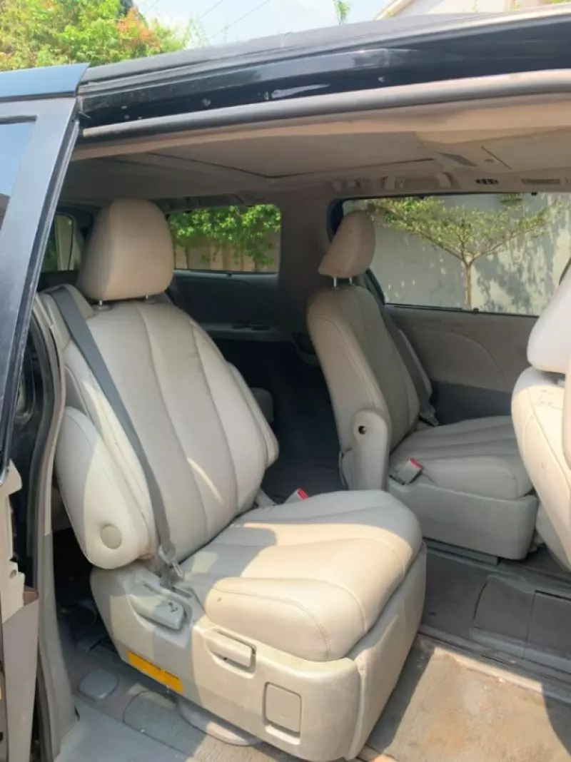 TOYOTA Sienna   - 2011