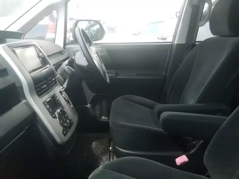 Toyota Noah   - 2012