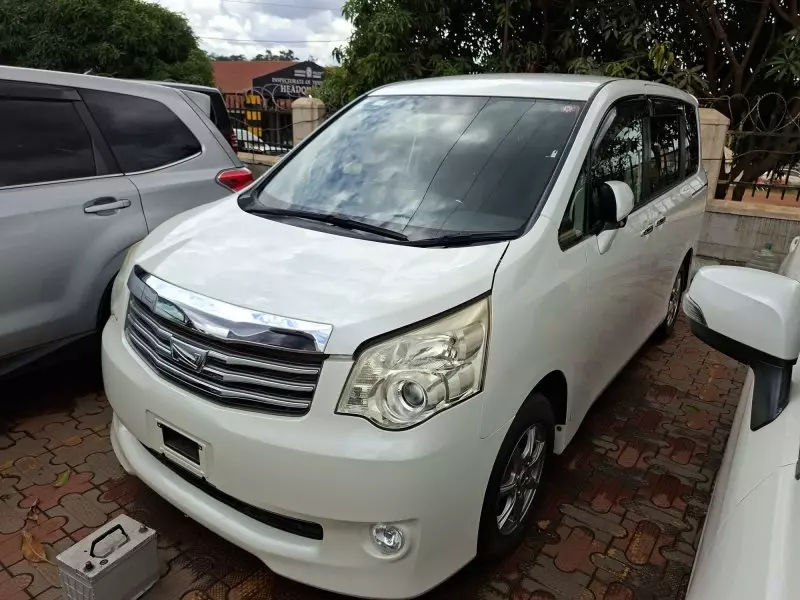 Toyota Noah - 2012