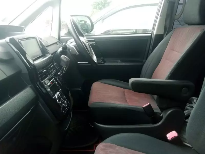 TOYOTA Noah   - 2010