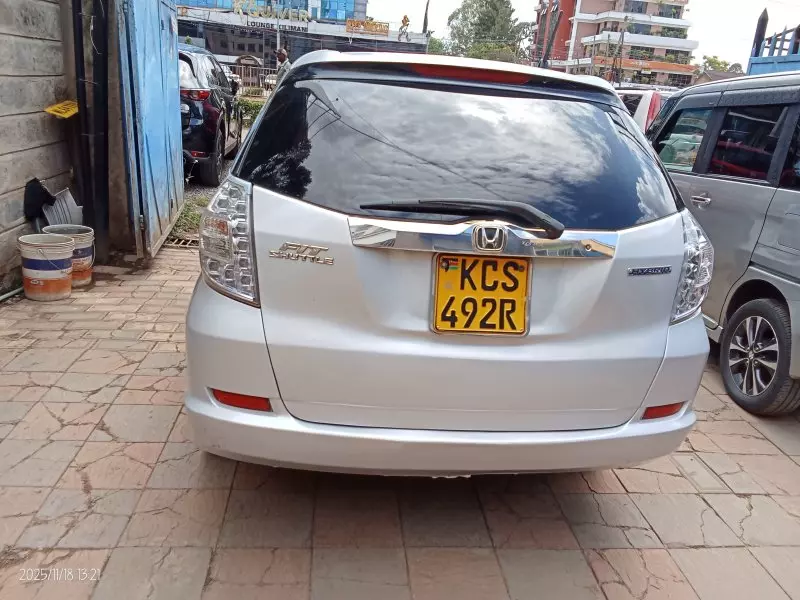 Honda Fit shuttle    - 2011