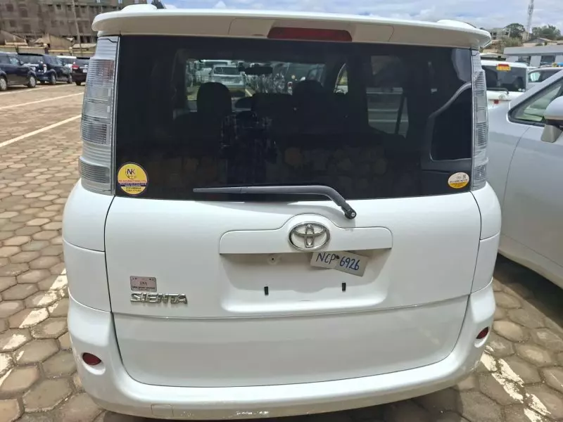 Toyota Sienta   - 2012